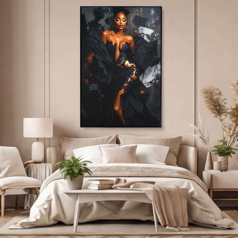 Tablou canvas cu tablou canvas cu portret de femeie, in rama de aluminiu negru, pe perete intr-un dormitor